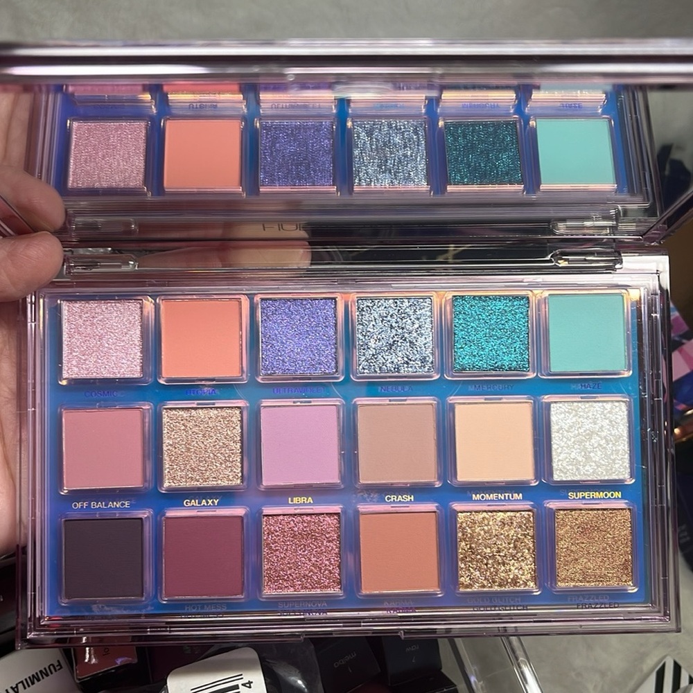 Huda Beauty Retrograde eyeshadow palette
